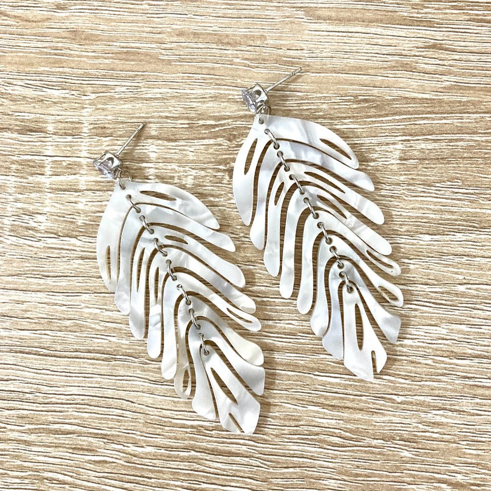 Tropical Leaf White/Cream Tortoise Shell Dangle Earrings - Picture 1 of 5